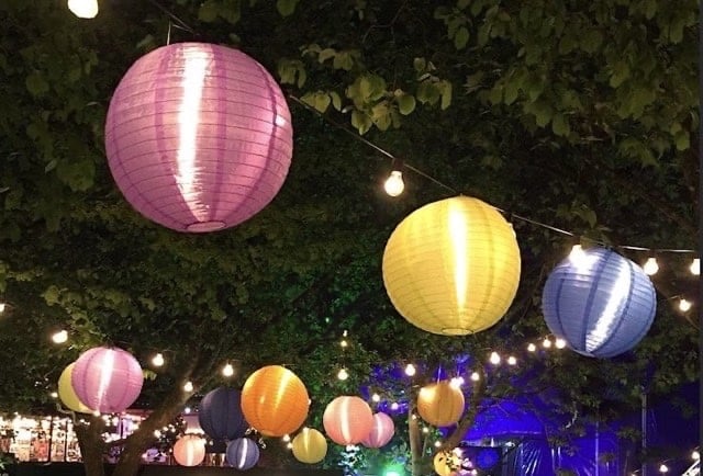 Das Bild zeigt bunte Lampions bei einem Firmen-Sommerfest in Berlin.